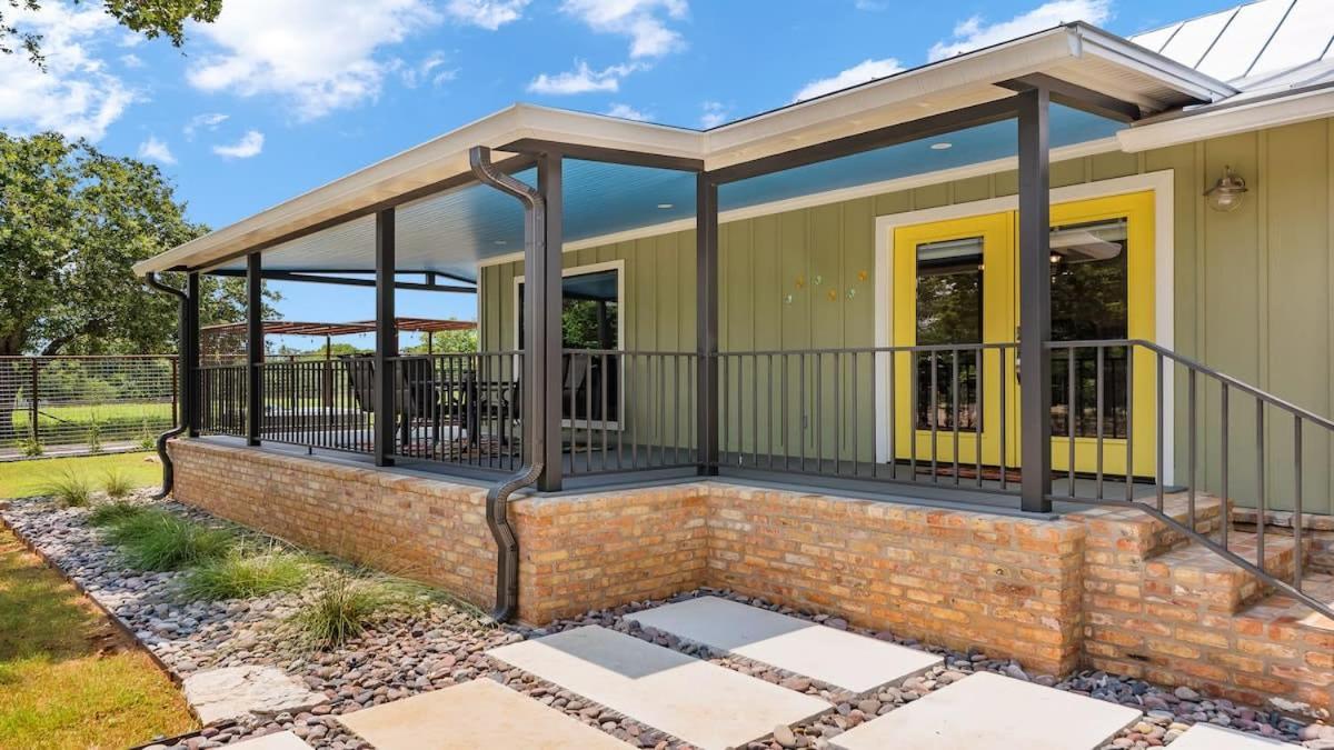 Blumenhaus Sleeps 6 Full Kitchen Plus Hot Tub Fredericksburg Exterior photo