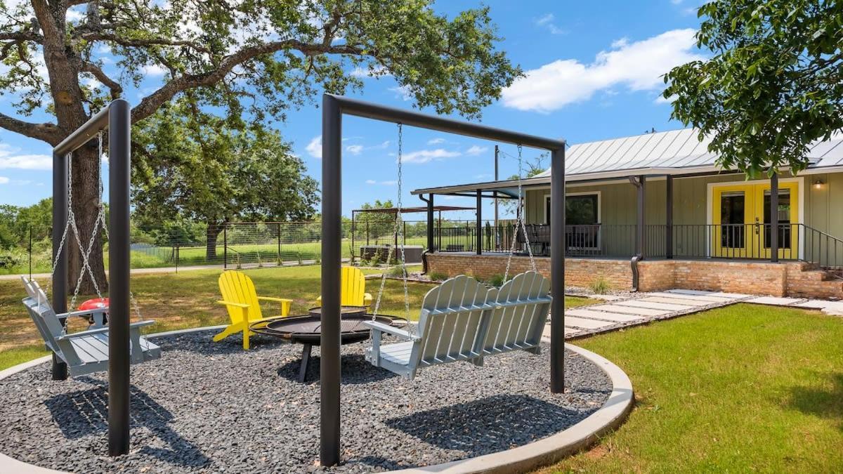 Blumenhaus Sleeps 6 Full Kitchen Plus Hot Tub Fredericksburg Exterior photo